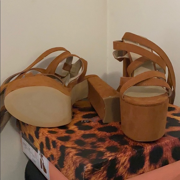 Faux Suede platform sandal - Picture 3 of 3